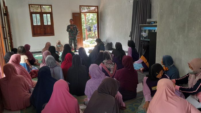 Peduli Kesehatan Warganya, Babinsa Banyuputih Dampingi Posyandu Lansia