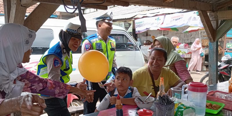 Sambangi Pedagang Pasar Karanganyar dan Kajen, Anggota Satlantas Sosialisasikan Ops Keselamatan Candi 2025