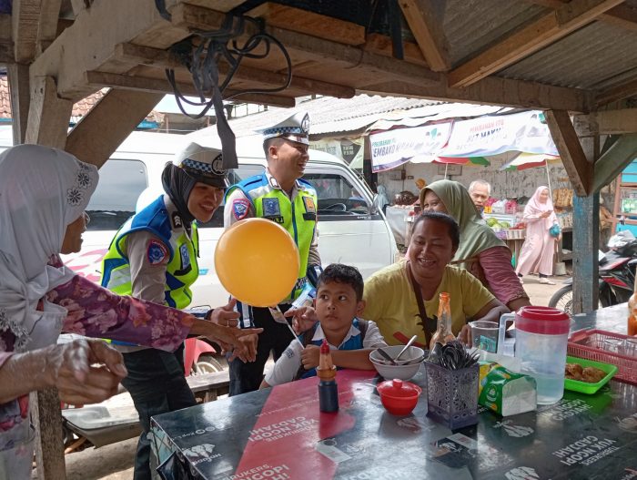 Sambangi Pedagang Pasar Karanganyar dan Kajen, Anggota Satlantas Sosialisasikan Ops Keselamatan Candi 2025