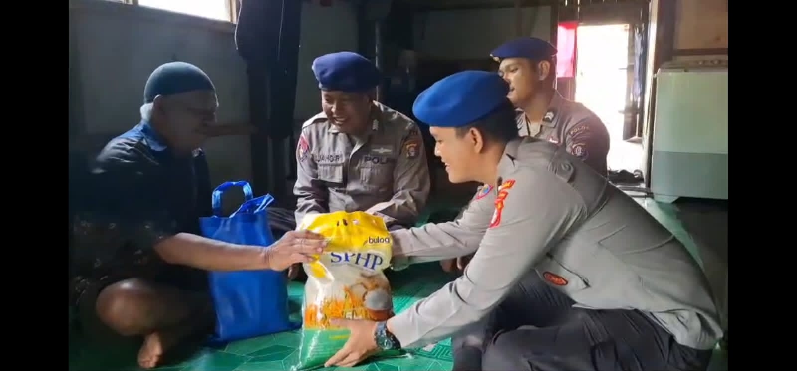 Peduli Masyarakat Membutuhkan, Personel KP XVIII – 2005 Ditpolairud Polda Kalteng Beri Bantuan Sosial