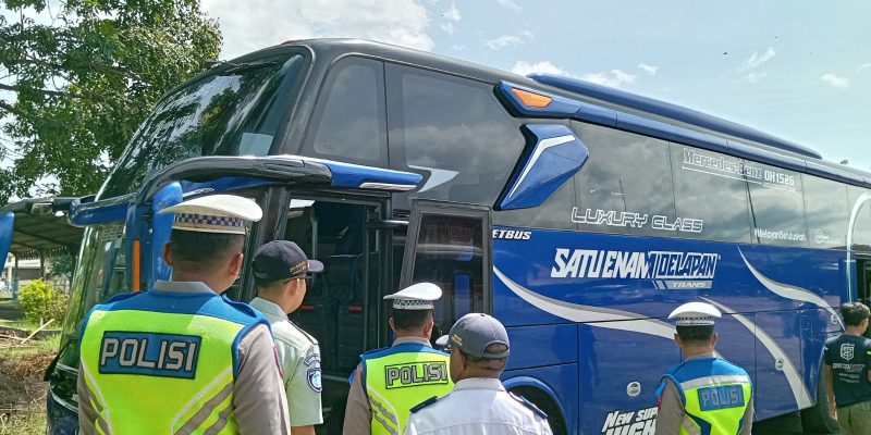 Satlantas Polres Pekalongan Bersama Tim Gabungan Laksanakan Ramp Check dan Pemeriksaan Kesehatan Bagi Pengemudi Bus