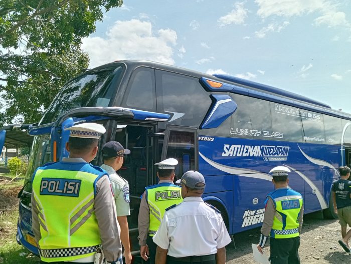 Satlantas Polres Pekalongan Bersama Tim Gabungan Laksanakan Ramp Check dan Pemeriksaan Kesehatan Bagi Pengemudi Bus
