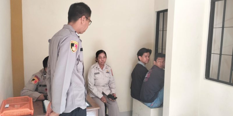 Anggota Sattahti Awasi Keluarga Kunjungi Tahanan di Rutan Mapolresta Palangka Raya