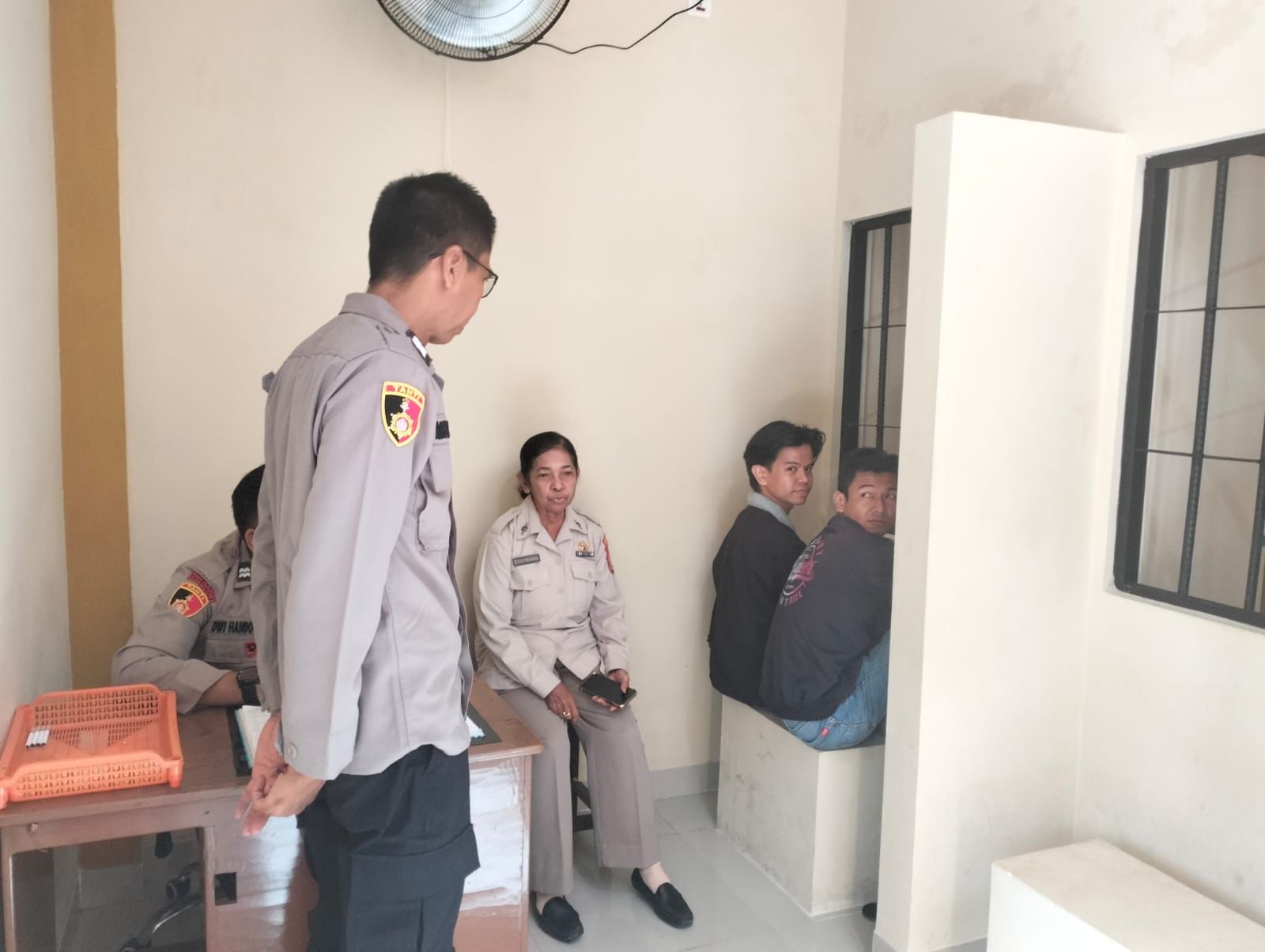Anggota Sattahti Awasi Keluarga Kunjungi Tahanan di Rutan Mapolresta Palangka Raya