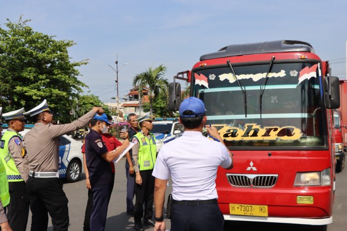 Satlantas Polres Kendal Gelar Ramp Check Serentak Untuk Pastikan Keselamatan Bus Umum