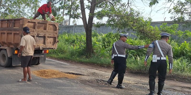 Peduli Keselamatan Pengendara, Satlantas Polresta Palangka Raya Atur Arus Lalin dan Timbun Jalanan Rusak