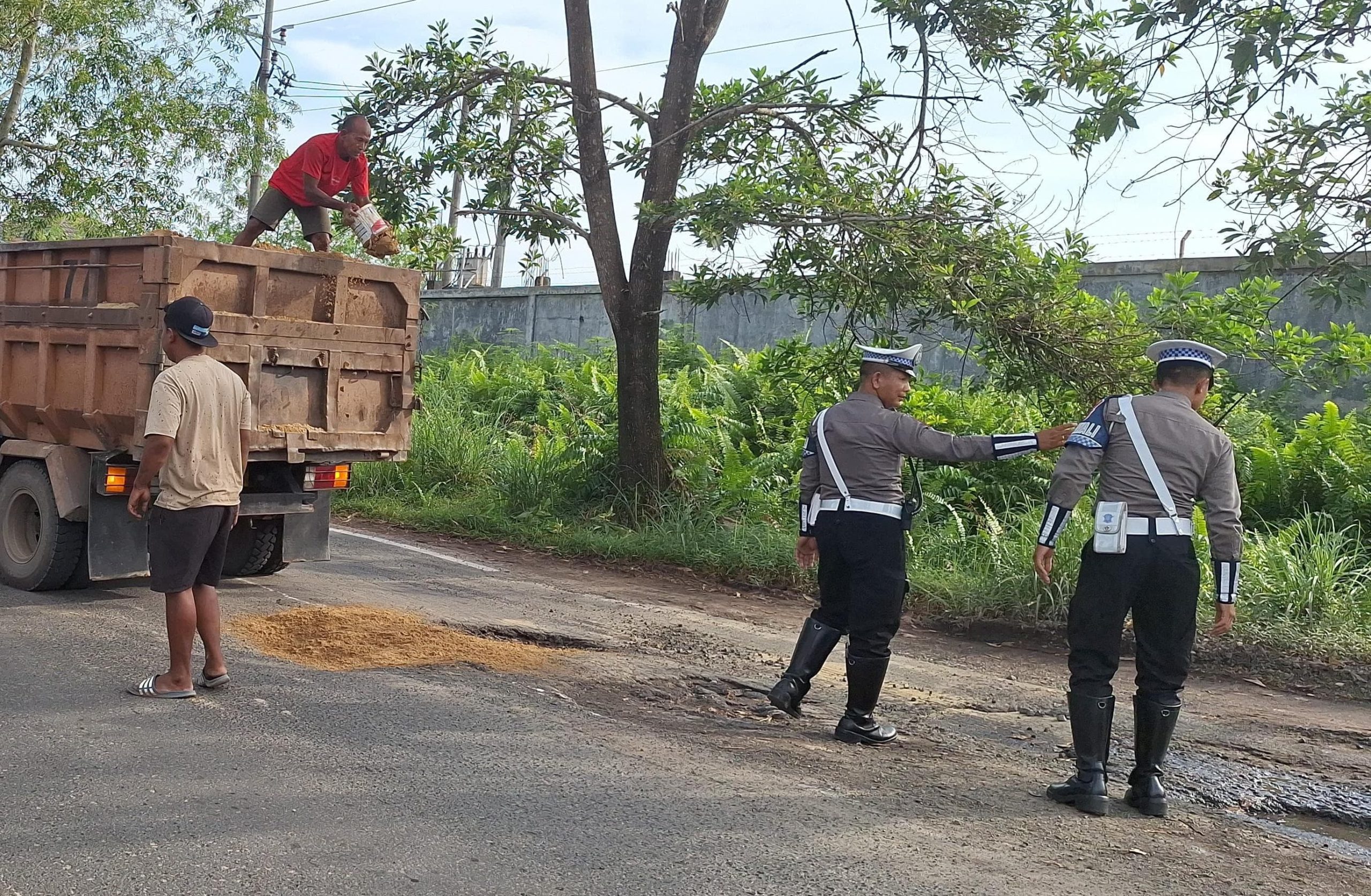 Peduli Keselamatan Pengendara, Satlantas Polresta Palangka Raya Atur Arus Lalin dan Timbun Jalanan Rusak