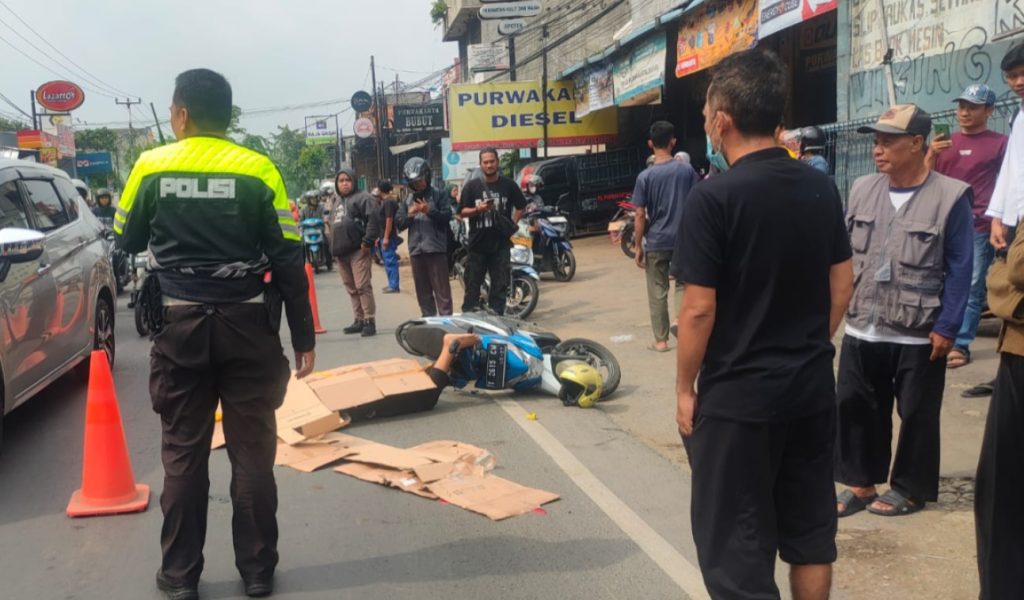 KBO Sat Lantas Polres Purwakarta Respon Cepat Saat Evakuasi Kecelakaan