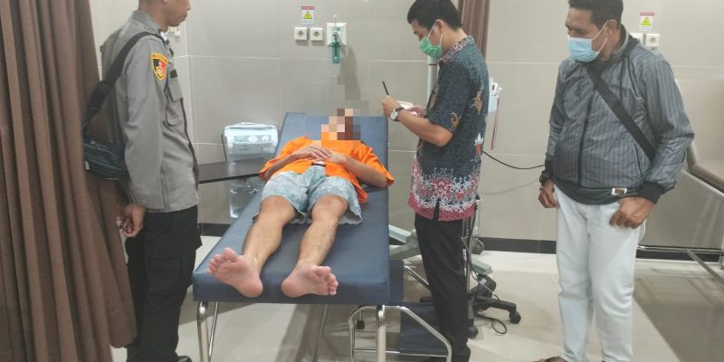 Personel Satuan Tahti Polresta Palangka Raya Kawal Tahanan Berobat ke Rumah Sakit Bhayangkara