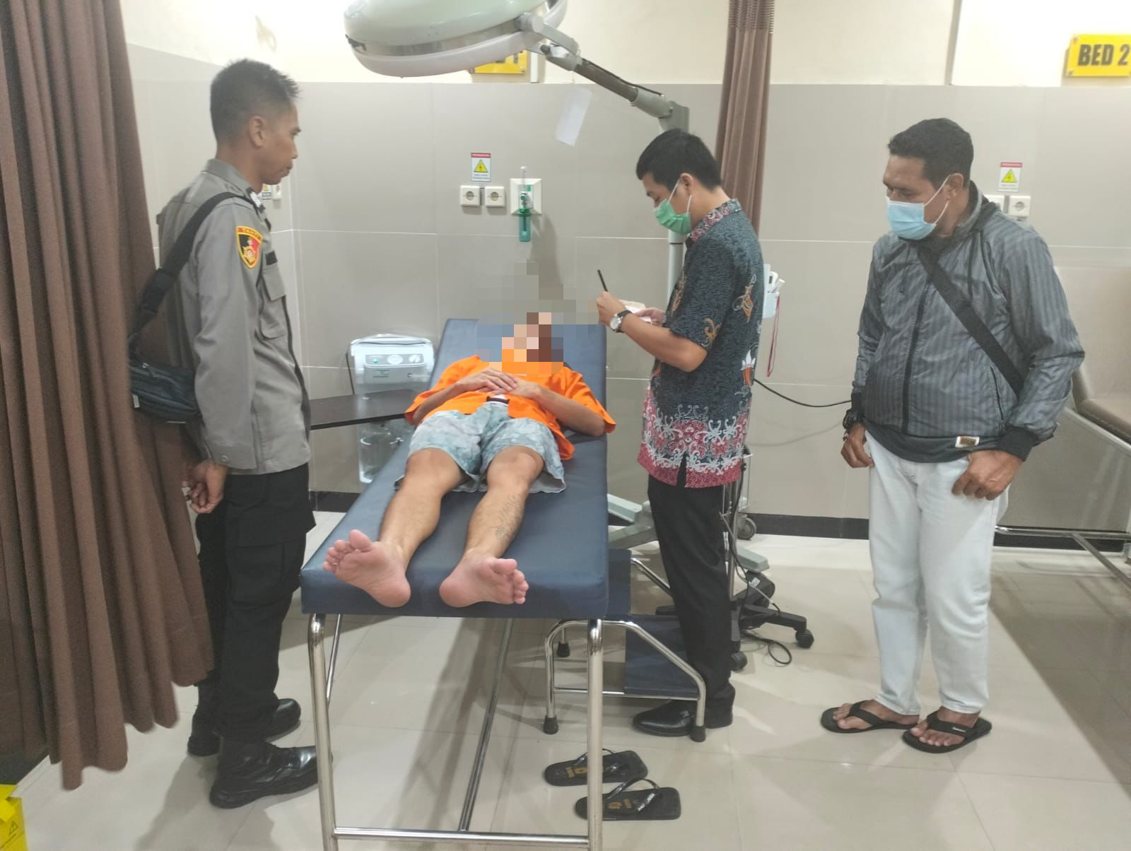 Personel Satuan Tahti Polresta Palangka Raya Kawal Tahanan Berobat ke Rumah Sakit Bhayangkara