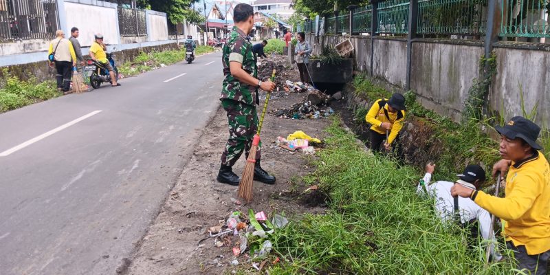 Babinsa dan Warga Bahu Membahu Bersihkan TPS