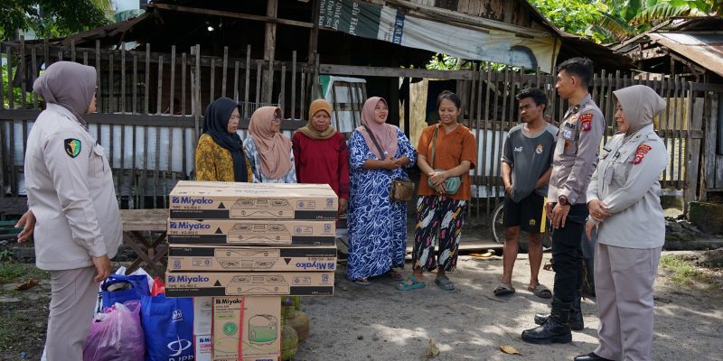 Jumat Berbagi, Rumkit Bhayangkara Ringankan Korban Kebakaran Rumah Dengan Berikan Bantuan