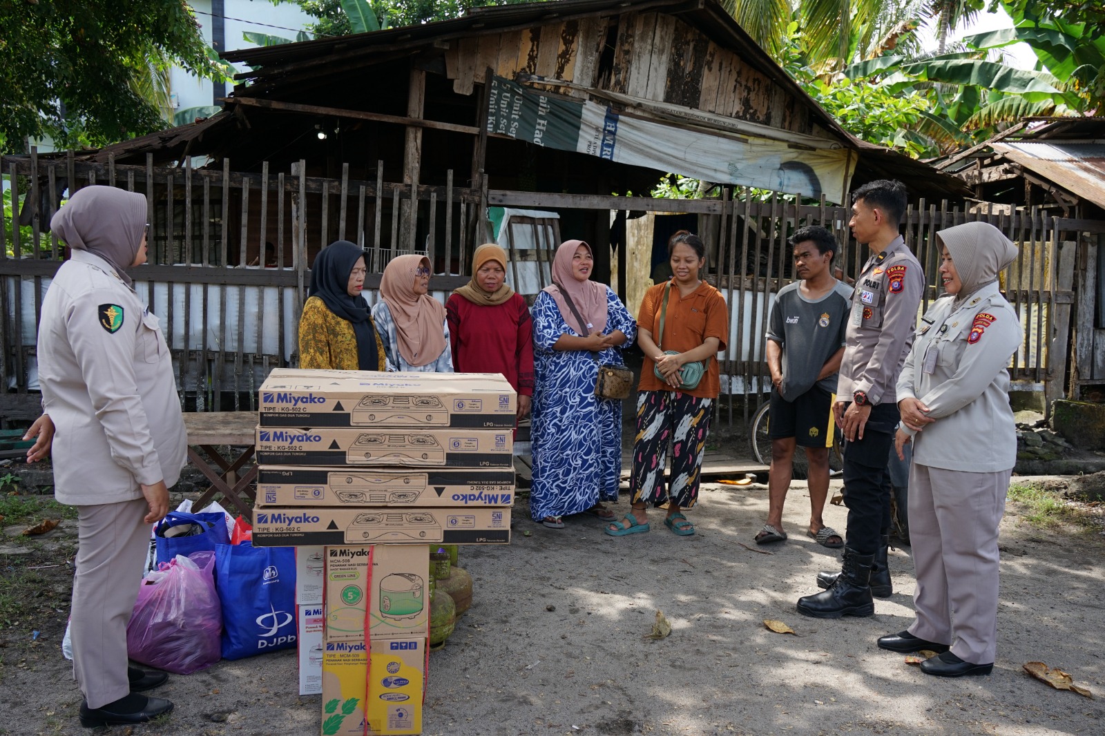 Jumat Berbagi, Rumkit Bhayangkara Ringankan Korban Kebakaran Rumah Dengan Berikan Bantuan