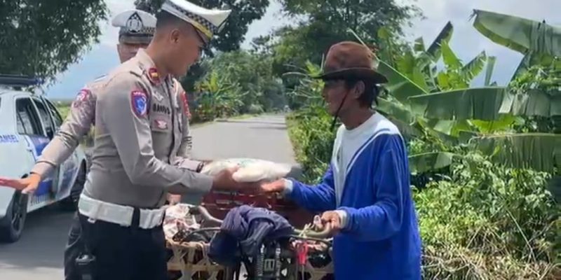 Melalui Program Jumat Berkah, Satlantas Polres Pekalongan Berbagi Kepada Warga Kurang Mampu