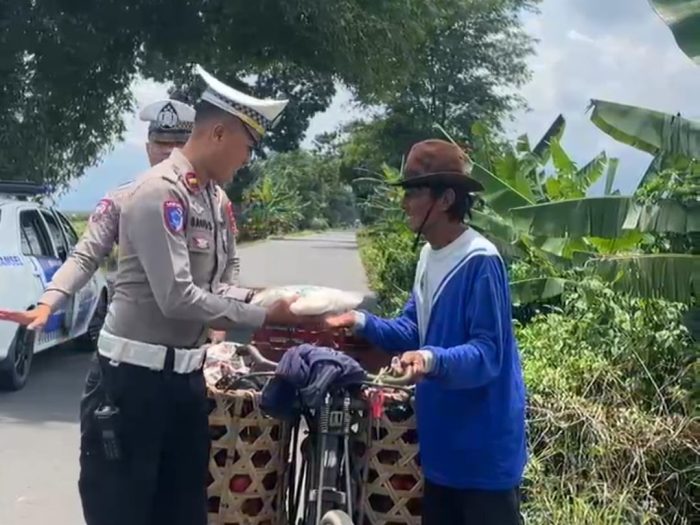 Melalui Program Jumat Berkah, Satlantas Polres Pekalongan Berbagi Kepada Warga Kurang Mampu