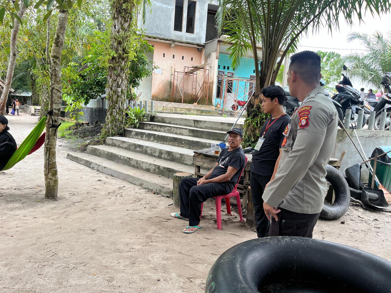 Patroli Dialogis Anggota Polsek Bukit Batu Sambangi Objek Wisata Surung Danum