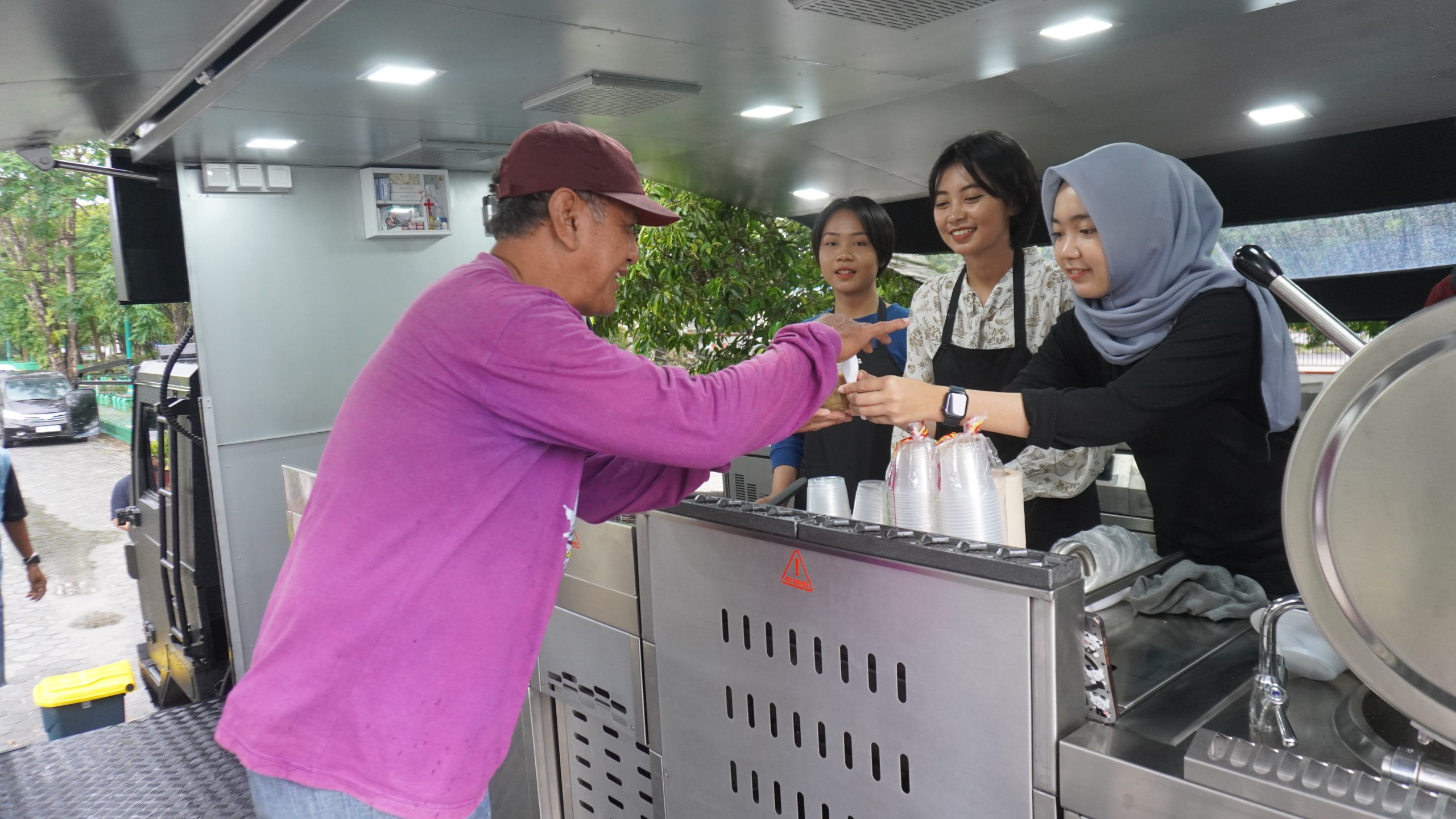 Ciptakan Kepedulian Masyarakat, Ditsamapta Polda Kalteng Gelar Randurlap dan Berbagi Makanan