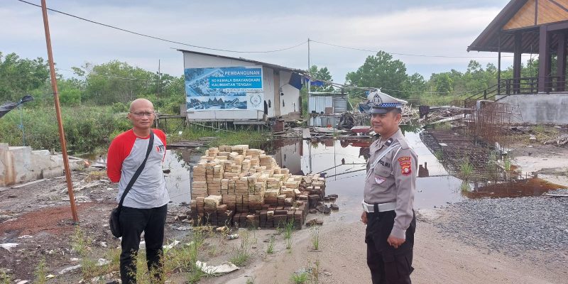 Patroli ke SD Alam, Polsek Pahandut Cek Keamanan dan Ketertiban Proses Pembangunan