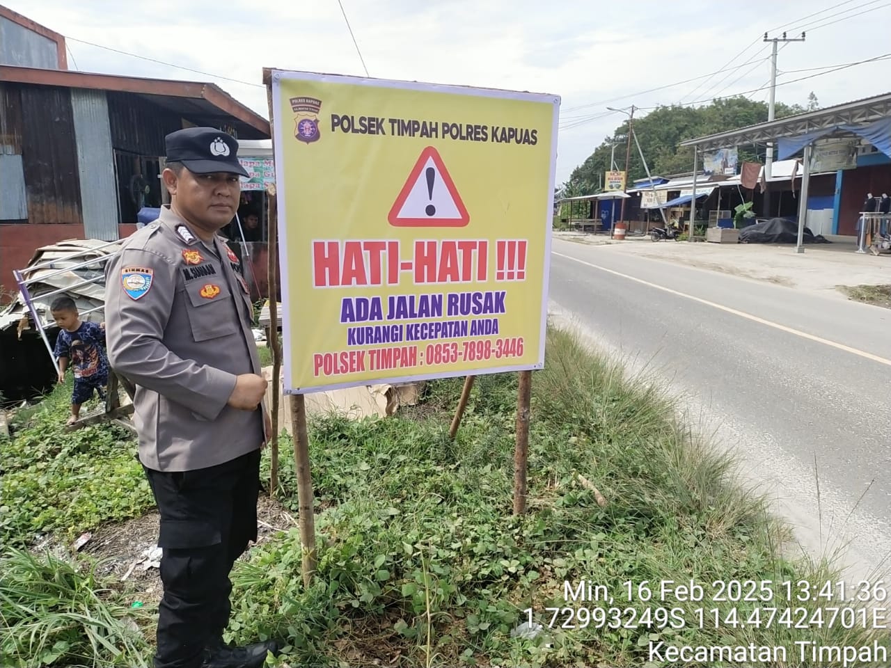 MINIMALISIR KECELAKAAN LALU LINTAS, PERSONEL POLSEK TIMPAH PASANG SPANDUK DAERAH RAWAN KECELAKAAN.
