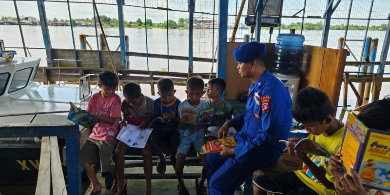 Ditpolairud Polda Kalteng Terima Kunjungan Siswa SD di Kapuas, Berikan Layanan Pondok Baca di KP XVIIII-2007