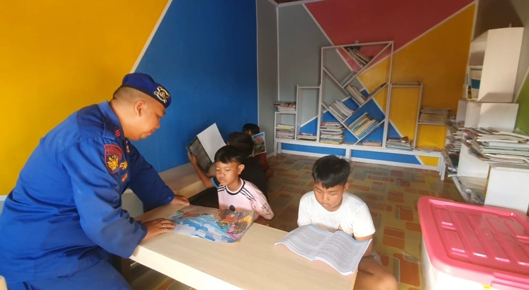 Ciptakan Suasana Belajar Baru, Ditpolairud Polda Kalteng Berikan Layanan Pondok Baca Untuk Anak-Anak Desa Pegatan