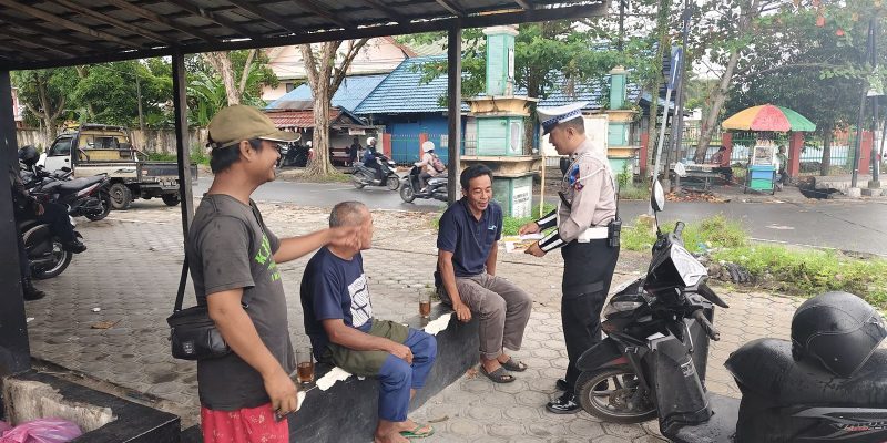 Ketika Dikmas Lantas, Satlantas Polresta Palangka Raya Bagikan Brosur Tertib Berlalulintas