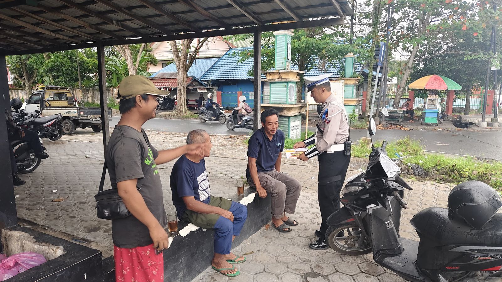 Ketika Dikmas Lantas, Satlantas Polresta Palangka Raya Bagikan Brosur Tertib Berlalulintas