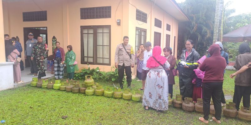 Jelang Ramadhan, Bhabinkamtibmas Langkai Kawal Pelaksanaan Operasi Pasar Gas Elpiji 3 Kg