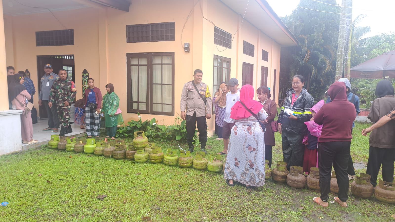 Jelang Ramadhan, Bhabinkamtibmas Langkai Kawal Pelaksanaan Operasi Pasar Gas Elpiji 3 Kg