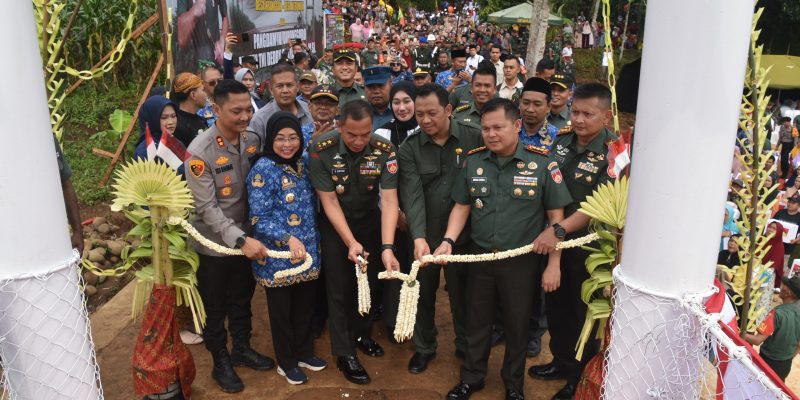 Danrem 071/Wijayakusuma Dampingi Pangdam IV/Diponegoro Resmikan Jembatan Gantung Merah Putih Ke-10 di Batang