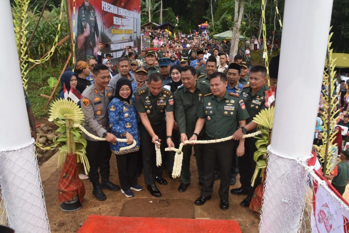 Danrem 071/Wijayakusuma Dampingi Pangdam IV/Diponegoro Resmikan Jembatan Gantung Merah Putih Ke-10 di Batang
