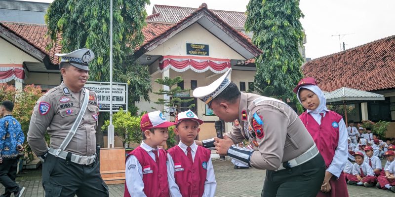 Jadi Pembina Upacara di SDN 01 Kepatihan Wiradesa, Kanit Kamsel Satlantas Tekankan Pentingnya Tertib Berlalu Lintas