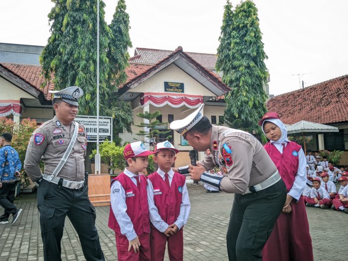 Jadi Pembina Upacara di SDN 01 Kepatihan Wiradesa, Kanit Kamsel Satlantas Tekankan Pentingnya Tertib Berlalu Lintas