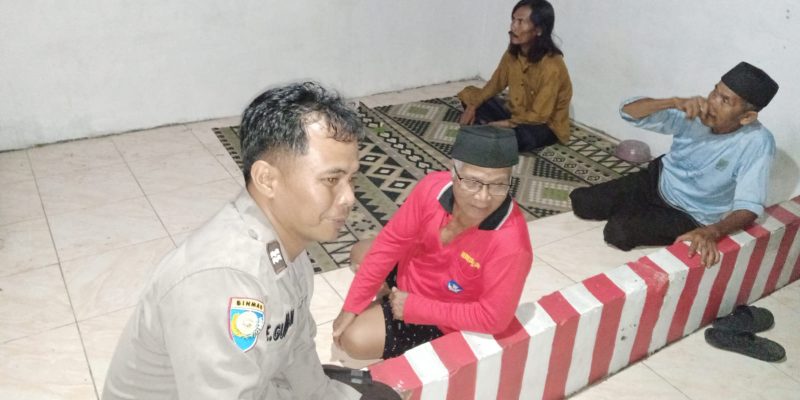 Kunjungan ini dilakukan untuk memantau kegiatan di pos kamling serta memberikan motivasi kepada petugas jaga agar terus aktif dalam menjaga keamanan lingkungan.