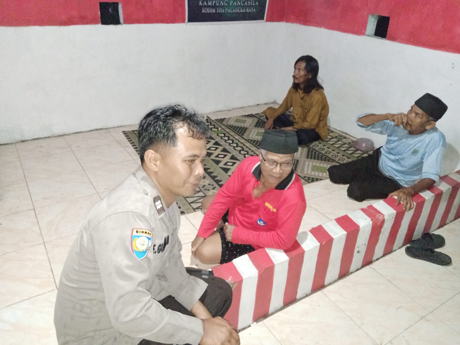 Kunjungan ini dilakukan untuk memantau kegiatan di pos kamling serta memberikan motivasi kepada petugas jaga agar terus aktif dalam menjaga keamanan lingkungan.