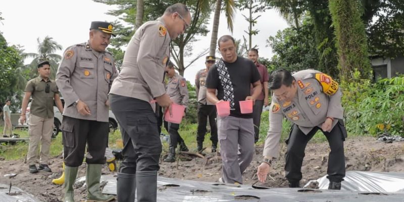 Dukung Ketahanan Pangan, Kapolresta Palangka Raya Salurkan Ribuan Bibit Jagung bagi Poktan Sumber Rejeki Beruntung