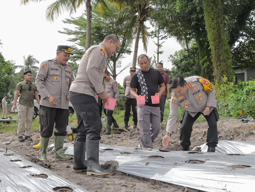 Dukung Ketahanan Pangan, Kapolresta Palangka Raya Salurkan Ribuan Bibit Jagung bagi Poktan Sumber Rejeki Beruntung