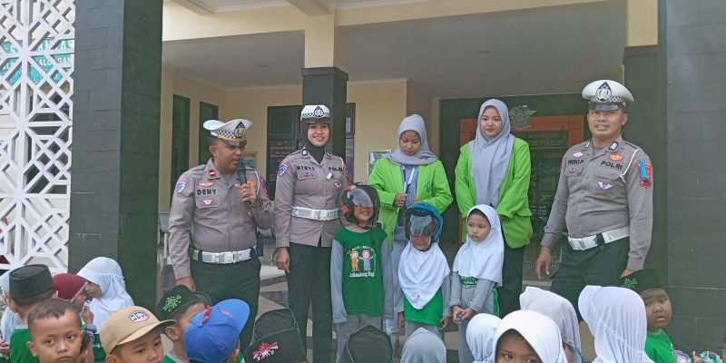 Melalui Polsanak, Anak-Anak TK Muslimat NU Sragi Diajak Tertib Berlalu Lintas Sejak Dini