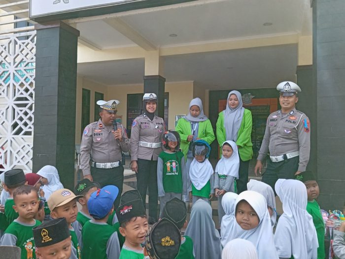 Melalui Polsanak, Anak-Anak TK Muslimat NU Sragi Diajak Tertib Berlalu Lintas Sejak Dini