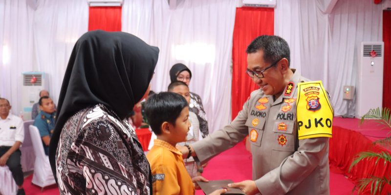 Kapolda Kalteng Berikan Santunan Dan Motivasi Kepada Keluarga Personel Polres Kobar Yang Meninggal Dunia