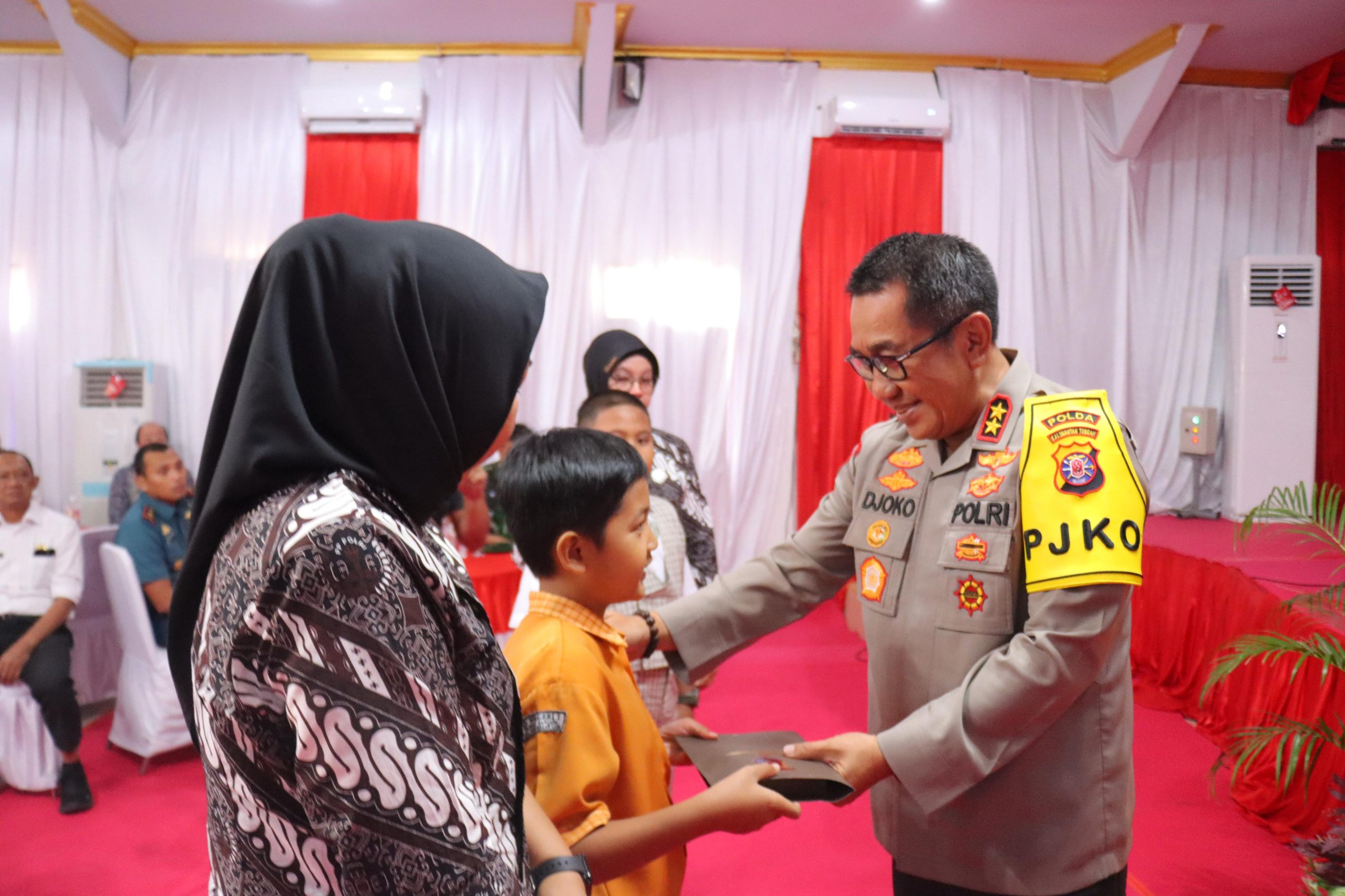 Kapolda Kalteng Berikan Santunan Dan Motivasi Kepada Keluarga Personel Polres Kobar Yang Meninggal Dunia