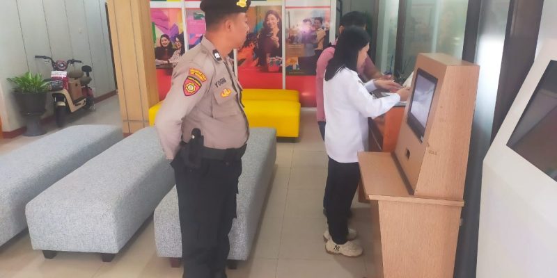 Di Kantor Perbankan, Satpamobvit Polresta Palangka Raya Jaga Kondusifitas