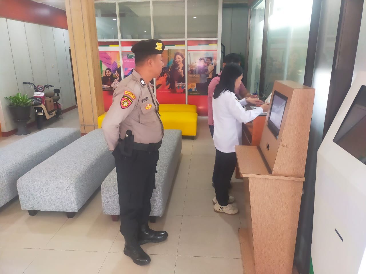 Di Kantor Perbankan, Satpamobvit Polresta Palangka Raya Jaga Kondusifitas