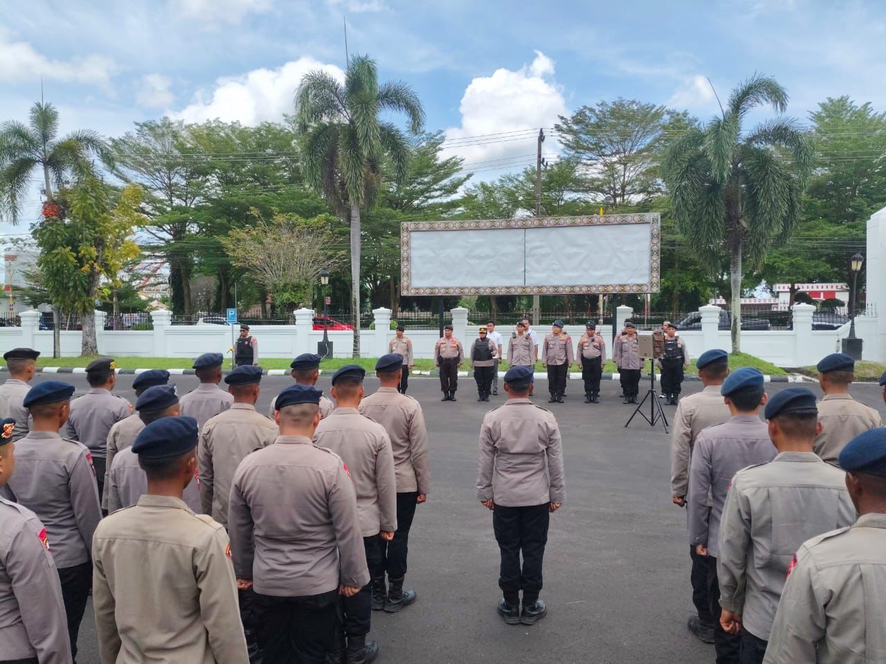 Polresta Palangka Raya Gelar Apel Pam Aksi Damai di Kantor DPRD Kalteng