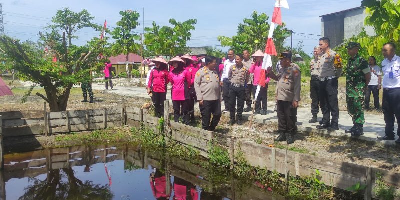 Kapolsek Rakumpit Dampingi Kapolresta Palangka Raya Panen Ikan di Kolam Mapolsek
