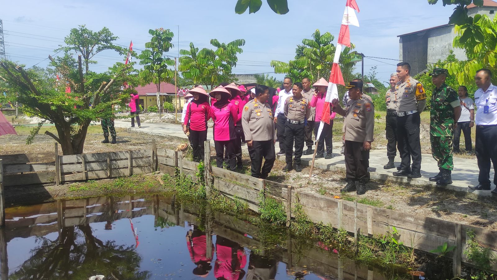 Kapolsek Rakumpit Dampingi Kapolresta Palangka Raya Panen Ikan di Kolam Mapolsek