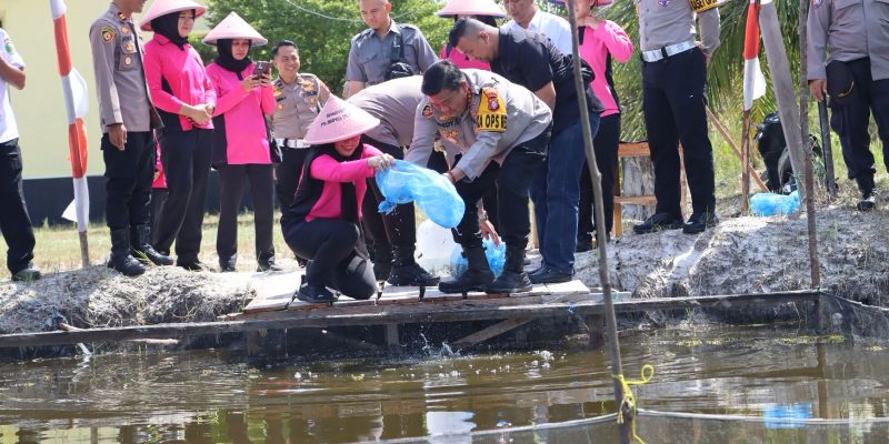 Dorong Ketahanan Pangan, Kapolresta dan Ketua Bhayangkari Cabang Kota Palangka Raya Tebar Benih Ikan di Polsek Rakumpit