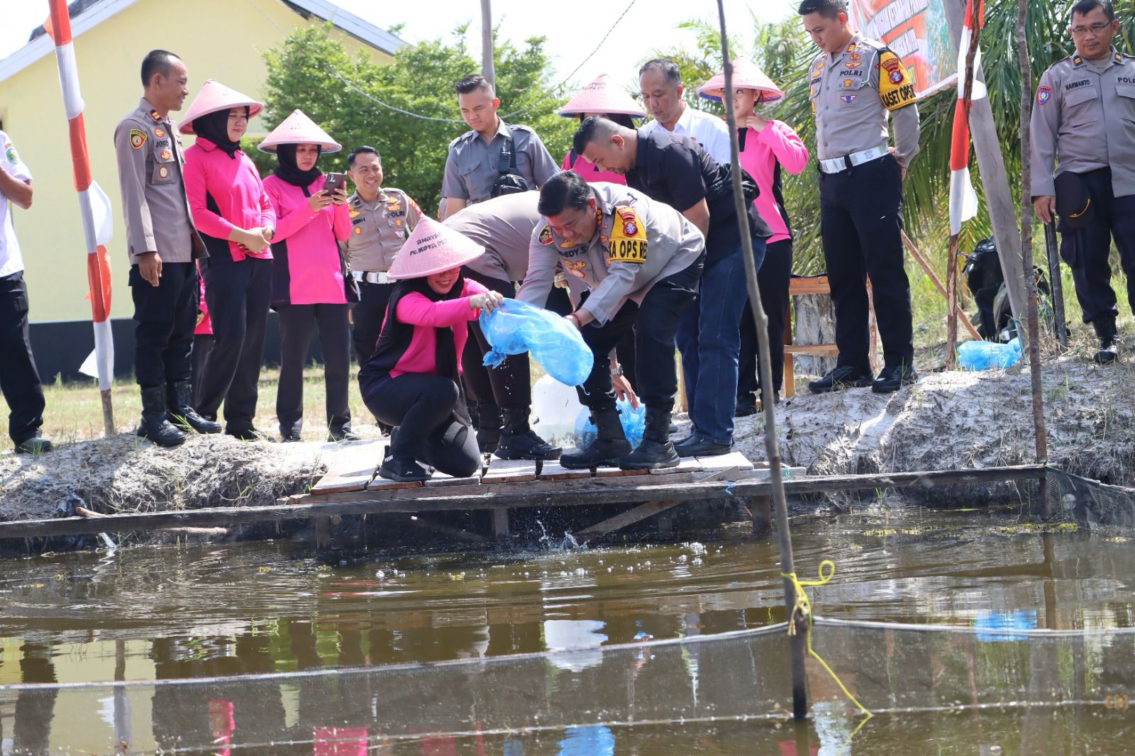 Dorong Ketahanan Pangan, Kapolresta dan Ketua Bhayangkari Cabang Kota Palangka Raya Tebar Benih Ikan di Polsek Rakumpit