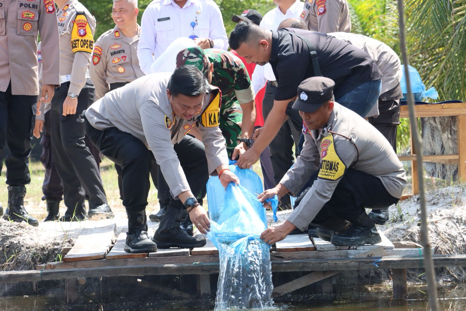 Kapolsek Rakumpit Saksikan Kapolresta Palangka Raya Tebar Benih Ikan di Kolam Mapolsek