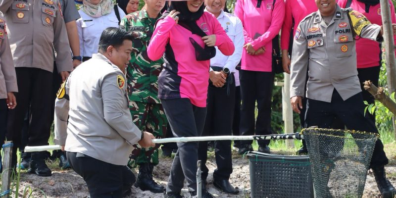 Dukung Program Ketahanan Pangan, Kapolresta Palangka Raya Panen Ikan Air Tawar di Kolam Polsek Rakumpit